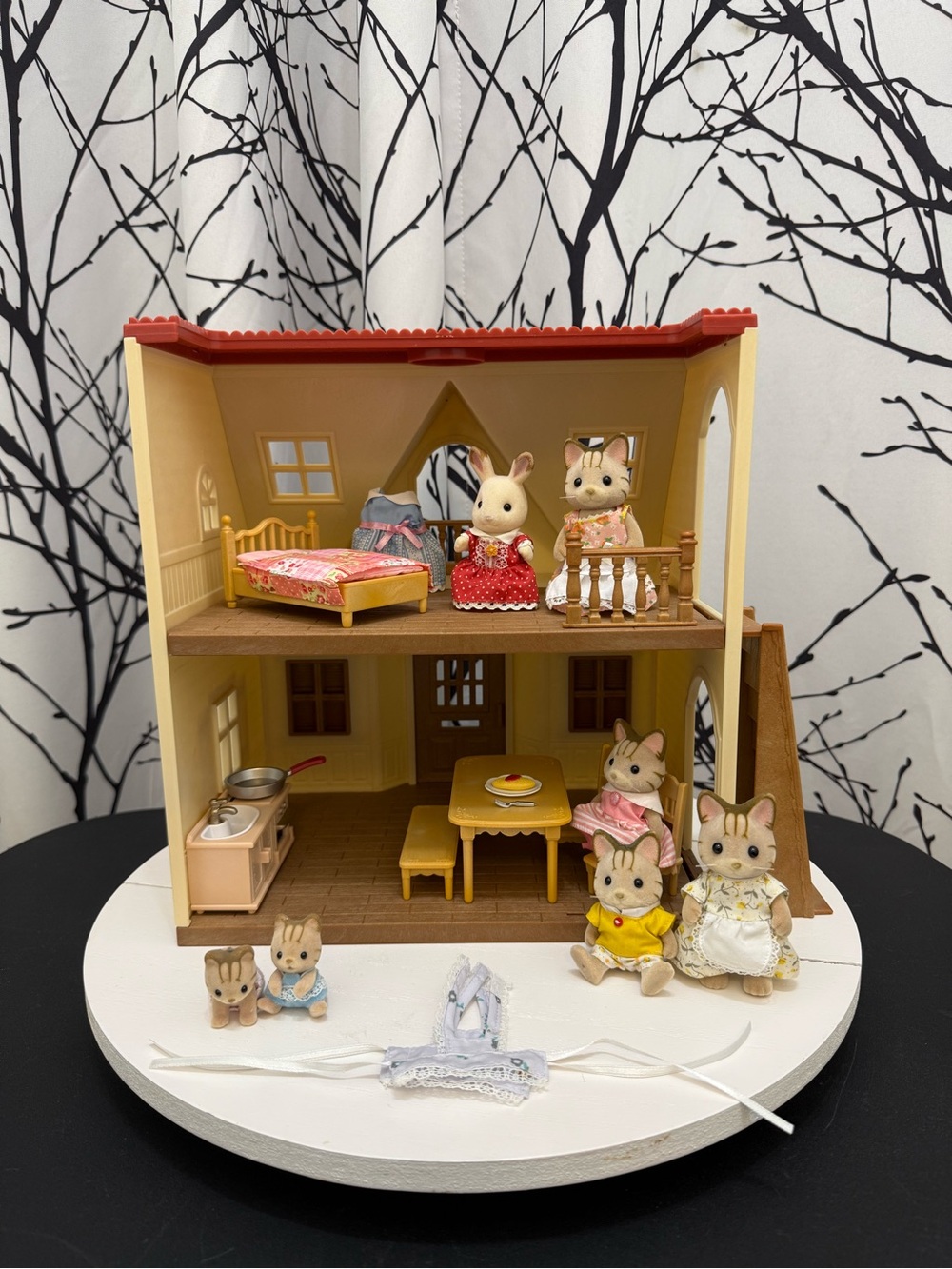 Calico Critters Cozy Cottage House and Family Lot with accessories